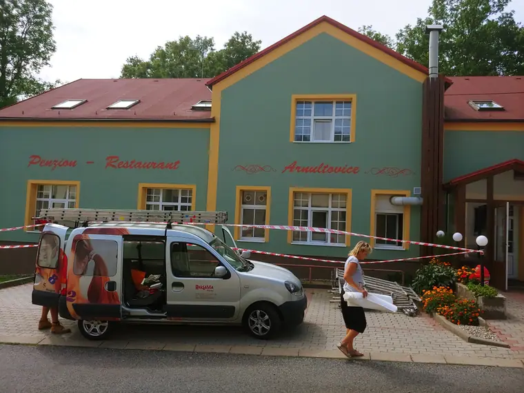 Reklamní deska a malba na fasádě — realizace Reklama Klapka, Česká Lípa