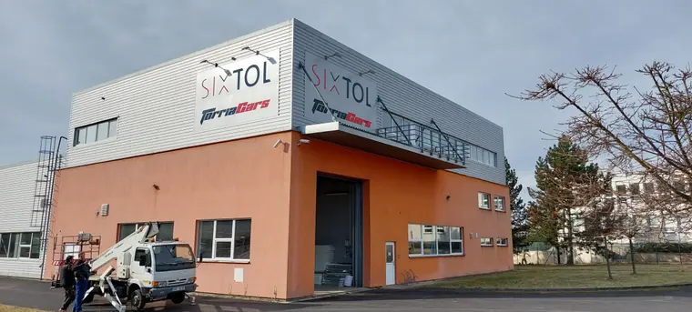 Reklamní deska a malba na fasádě — realizace Reklama Klapka, Česká Lípa