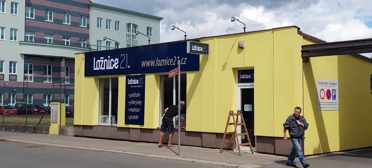 Reklamní deska a malba na fasádě — realizace Reklama Klapka, Česká Lípa