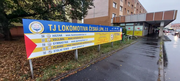Reklamní deska a malba na fasádě — realizace Reklama Klapka, Česká Lípa