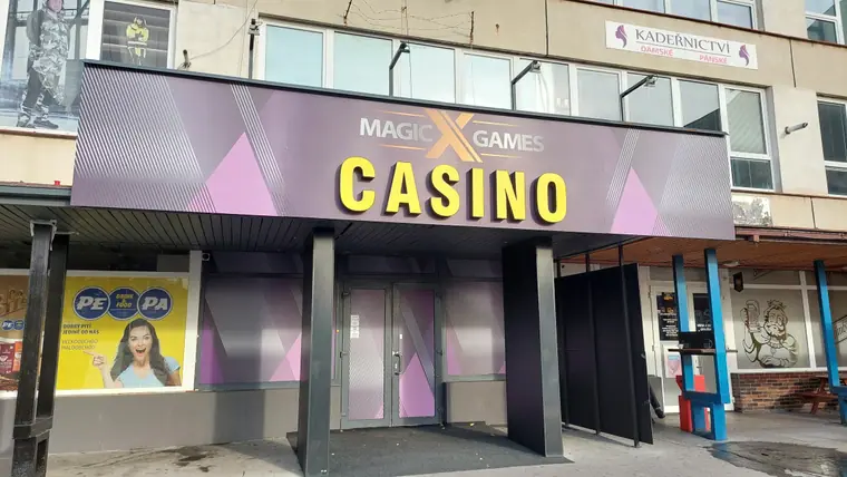 Reklamní deska a malba na fasádě — realizace Reklama Klapka, Česká Lípa