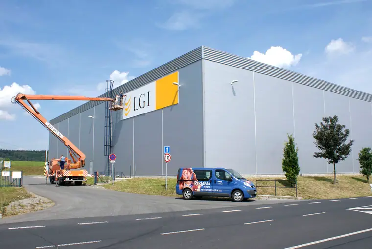 Reklamní deska a malba na fasádě — realizace Reklama Klapka, Česká Lípa